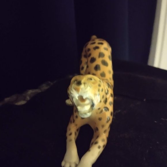 Stunning Volkstedt/Dresden Cheetah, hand-made porcelain - Picture 6 of 8